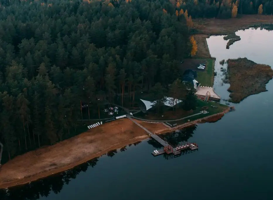 загородный комплекс в лесу